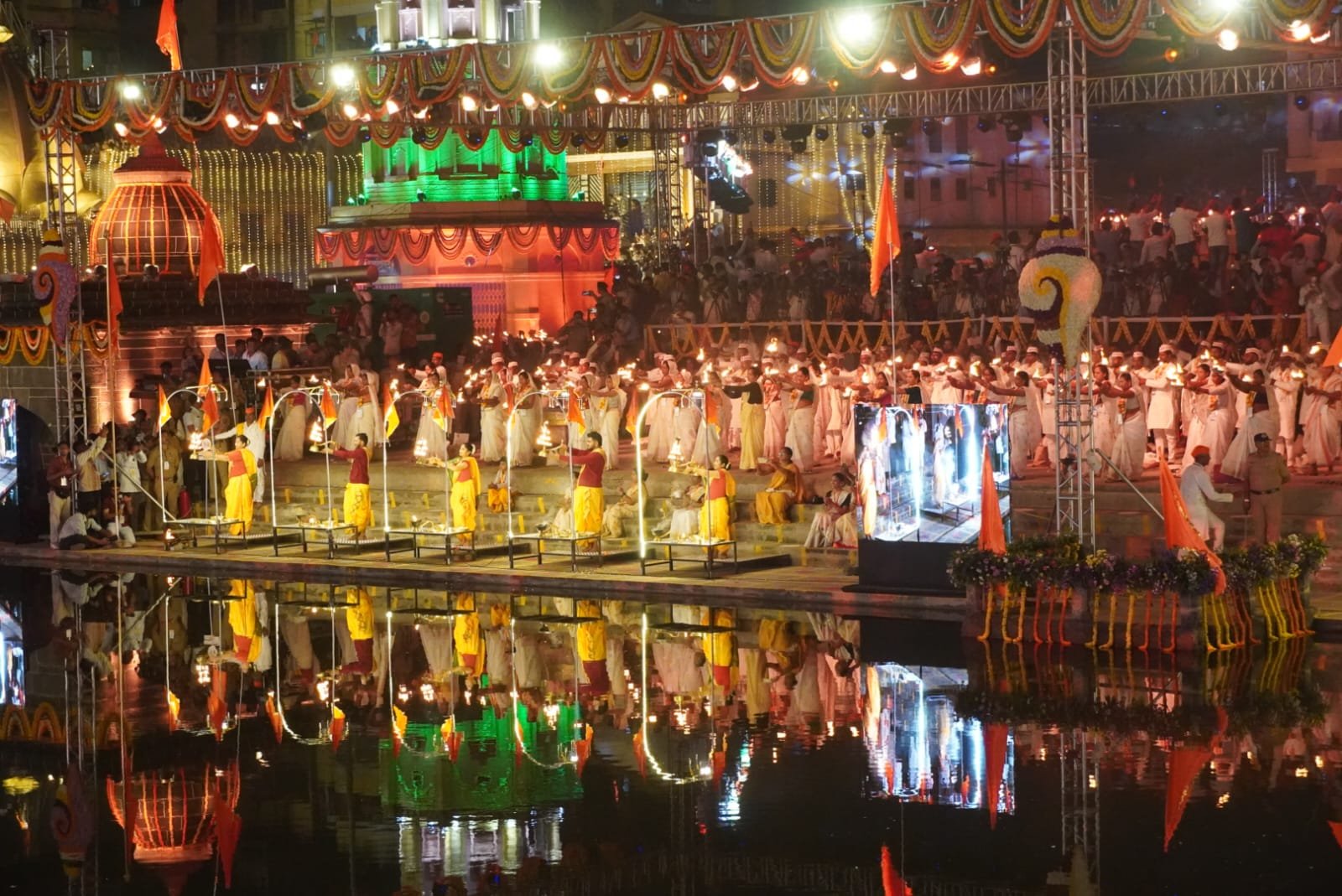 तब्बल ६ हजार ५०० जनजाती बांधवांनी एकाचवेळी आरती करत विश्वविक्रम केला
